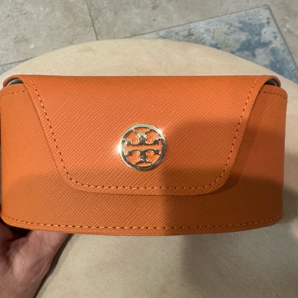 Tory Burch Orange sunglass case with Gold Logo. Trendy. Measurements in photos
